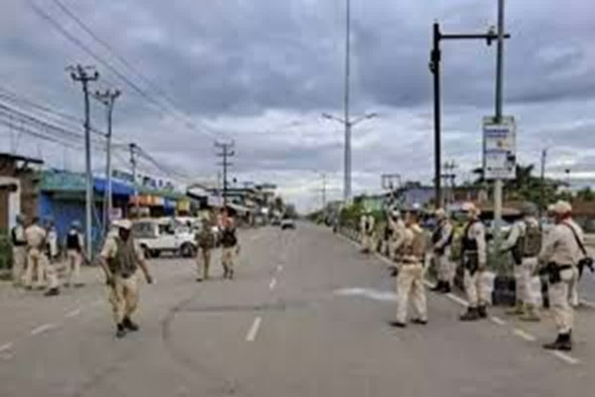 Manipur Violence: प्रदेश में बने कर्फ्यू जैसे हालात, 7 जिलों में बंद की गई इंटरनेट सेवाएं, सरकार अलर्ट