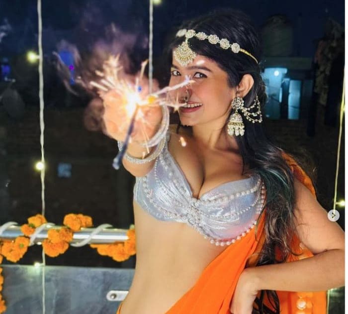 भोजपुरी एक्ट्रेस का Sexy video वायरल, बोली- दिवाली अपनी-अपनी फुलझड़ी से मनाएं…दूसरों के पटाखों के दूर रहें