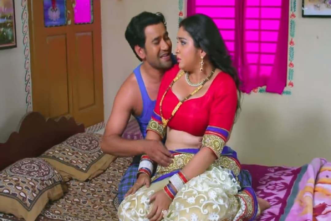 Nirahua-Amrapali Romantic Sexy Video : आम्रपाली को देख खुद को रोक नहीं पाए निरहुआ.. बंद कमरे में करने लगे रोमांस, वीडियो देख छूट जाएंगे पसीने