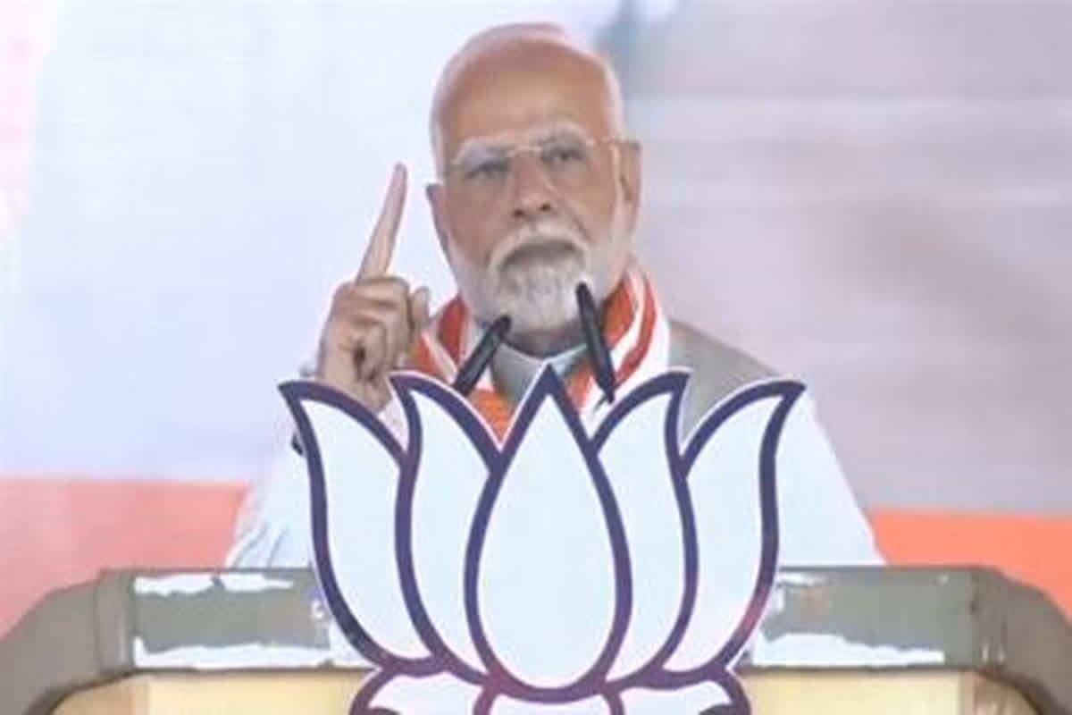PM Modi In Jharkhand : ‘आदिवासी बेटियों के अधिकार और जमीन छीन रही सोरेन सरकार’, चाईबासा में पीएम मोदी ने भरी हुंकार