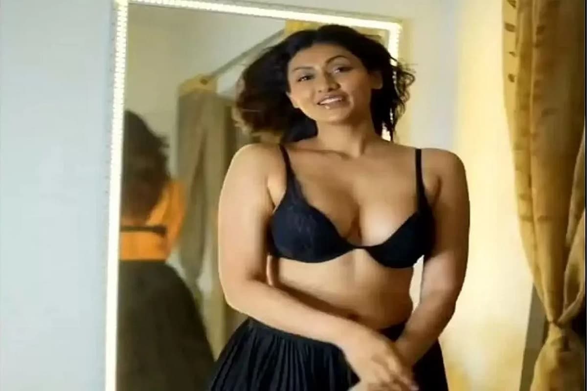 Sexy Video : वायरल हुआ देसी भाभी का बेडरूम वीडियो, कैमरा चालू कर बदल रही थी कपड़े, सेक्सी फिगर देख मदहोश हुए फैंस