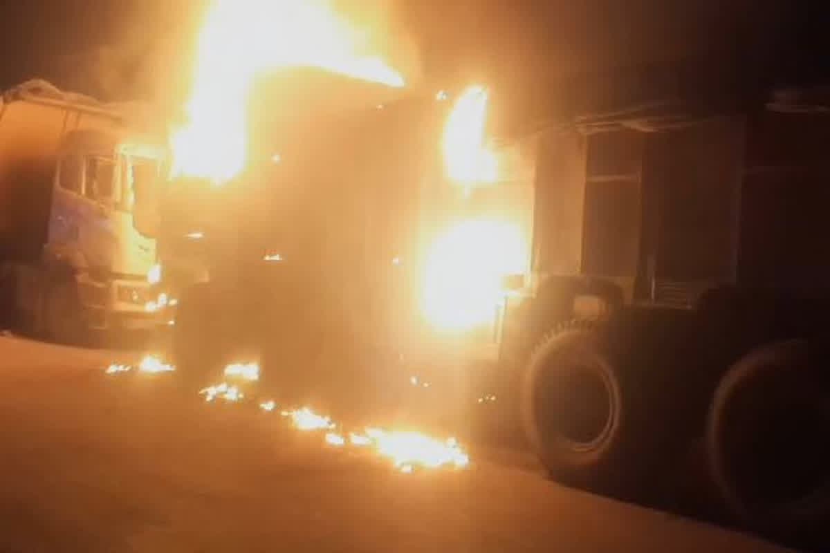 Tilda Violence News : सड़क हादसे में युवक की मौत के बाद भीड़ ने मचाया बवाल, तिल्दा के सारथी ट्रेडर्स के बाहर खड़े ट्रक को किया आग के हवाले