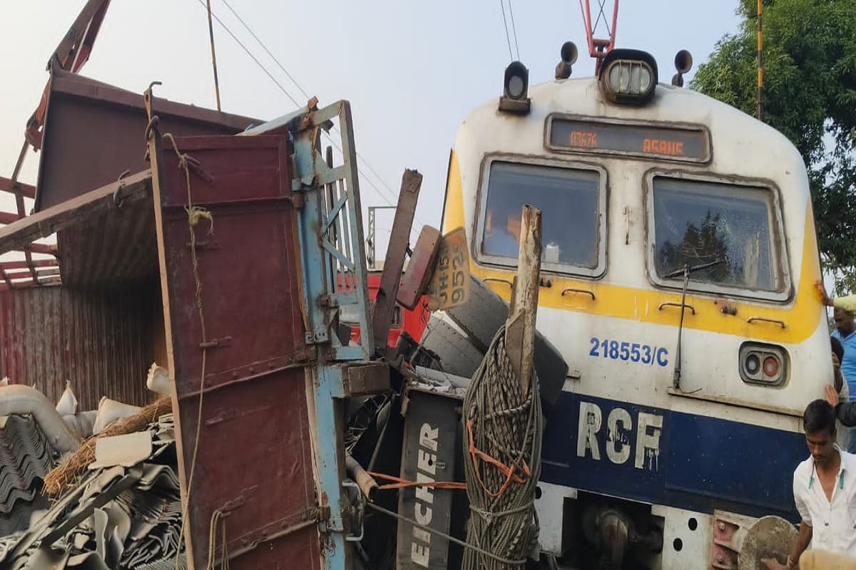 Train Accident: बड़ा ट्रेन हादसा, ट्रक से टकराई पेसेंजर ट्रेन, यात्रियों में मची चीख-पुकार