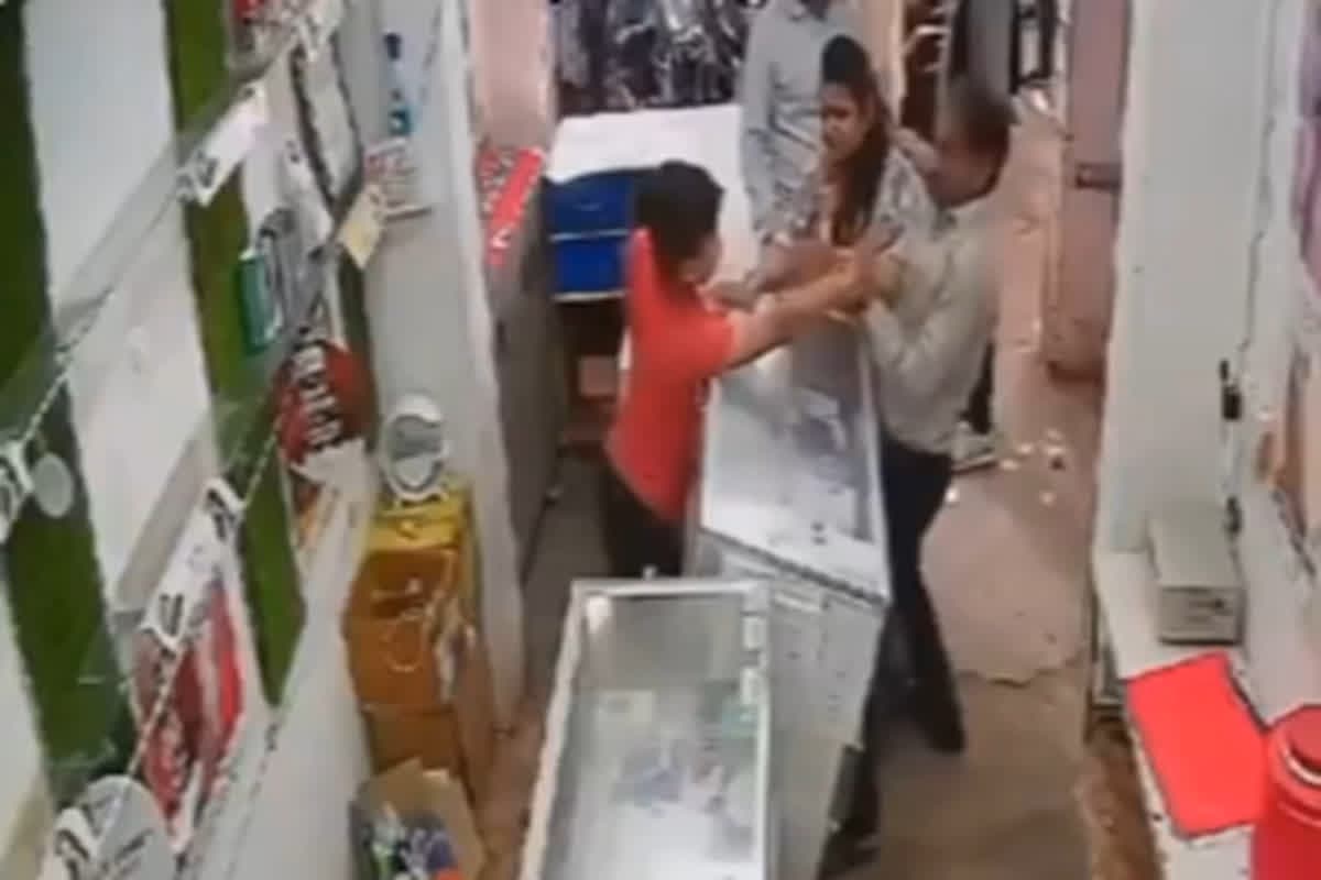 UP Viral Video: चाचा-चाची ने मिलकर नाबालिग भतीजे की कर दी बेदम पिटाई, इस बात को लेकर जमकर किया हंगामा, घटना का वीडियो आया सामने