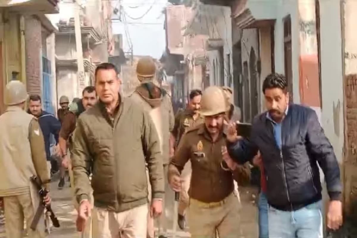 By-Election 2024 Latest Update: यूपी उपचुनाव में बवाल, मीरापुर में पुलिस पर पथराव, यहां लोगों ने मतदान करने से किया इनकार