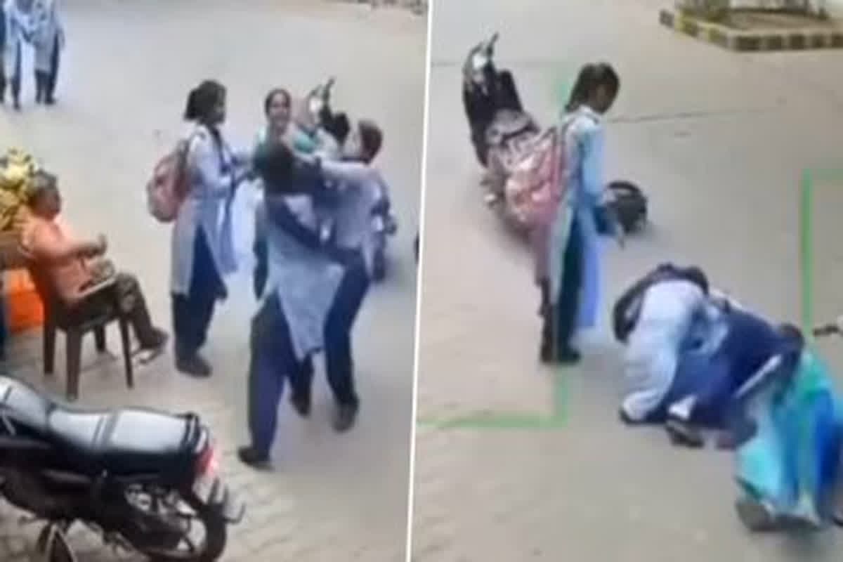Viral Video : बीच सड़क पर दो छात्राओं ने एक दूसरे को पीटा, बैठकर मजे लेते रहे चाचा, सोशल मीडिया वायरल हुआ वीडियो