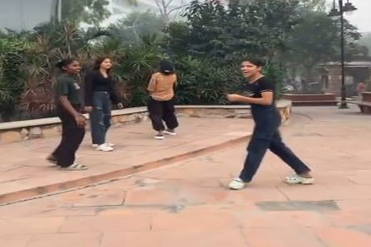 Girl Fight in Public Video : आपस में भिड़ी लड़कियां, जमकर हुई गाली-गलौज, मजे लेते रहे लोग, वायरल हुआ वीडियो