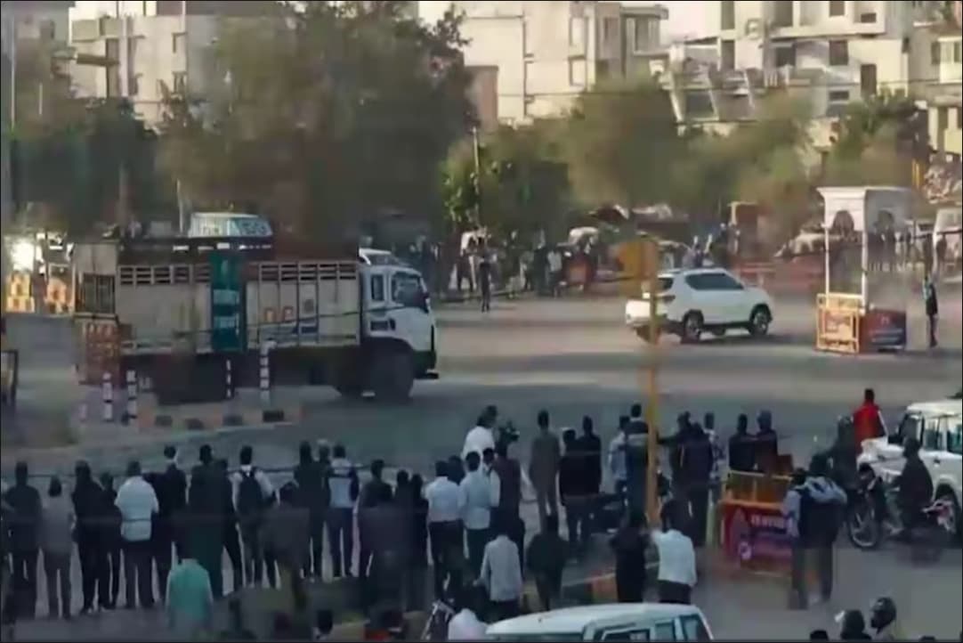 Jagdeep Dhankhar Security Lapse : उपराष्ट्रपति जगदीप धनखड़ की सुरक्षा में बड़ी चूक.. काफिले के बीच घुसा सिलेंडर से भरा ट्रक, रोकने में नाकाम रहे ट्रैफिक पुलिसकर्मी