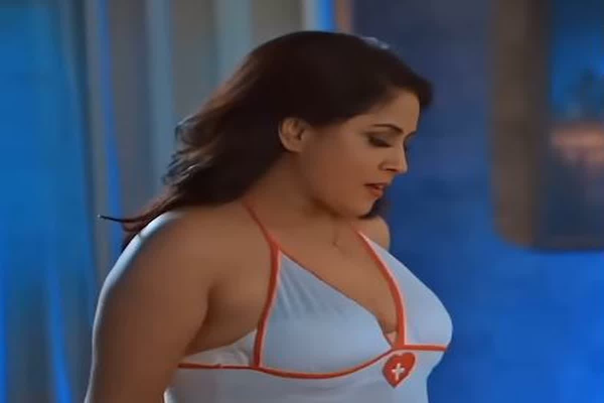 Desi Sexy Bhabhi Bedroom Video: कैमरा ऑन कर कपड़े उतारने लगी देसी भाभी, बेडरूम वीडियो देखकर खुल जाएंगे दिमाग के ताले