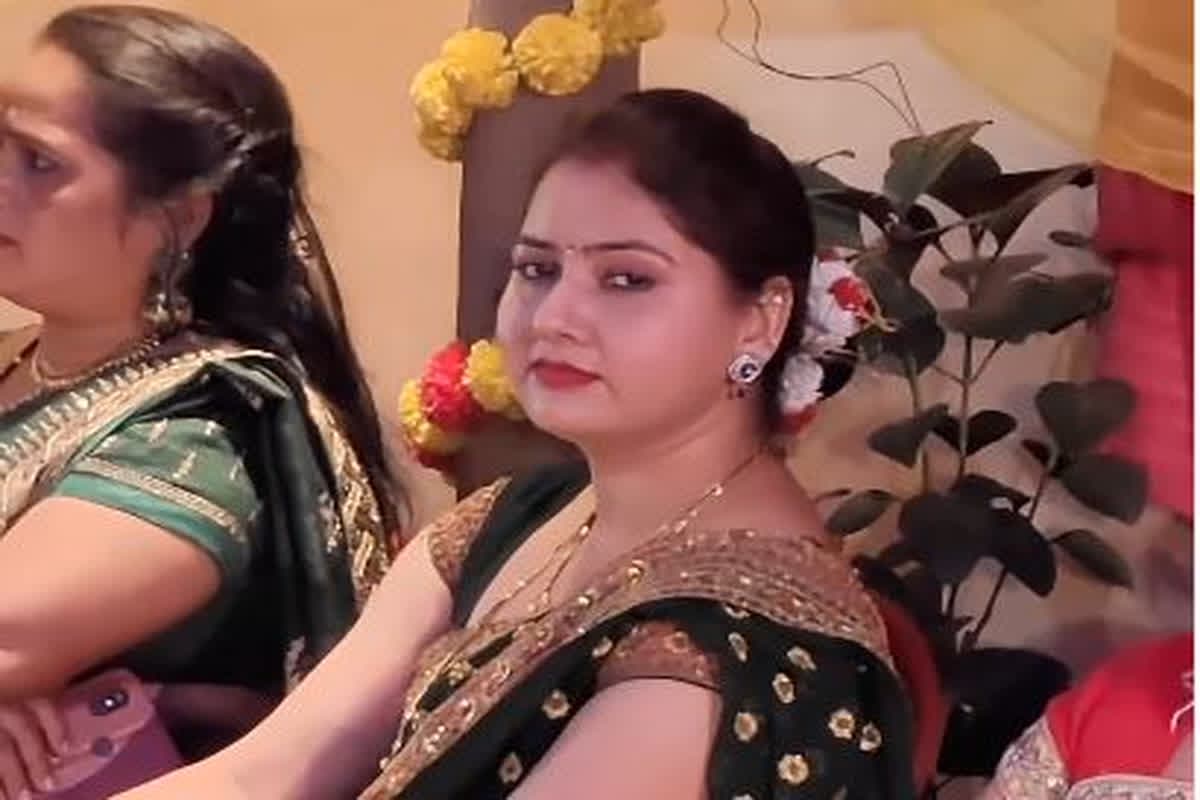 Desi Bhabhi Video: कैमरे का फोकस होते मुस्कुराने लगी देसी भाभी, सेक्सी मुस्कान पर ही कुर्बान हो गए सैकड़ों देवर