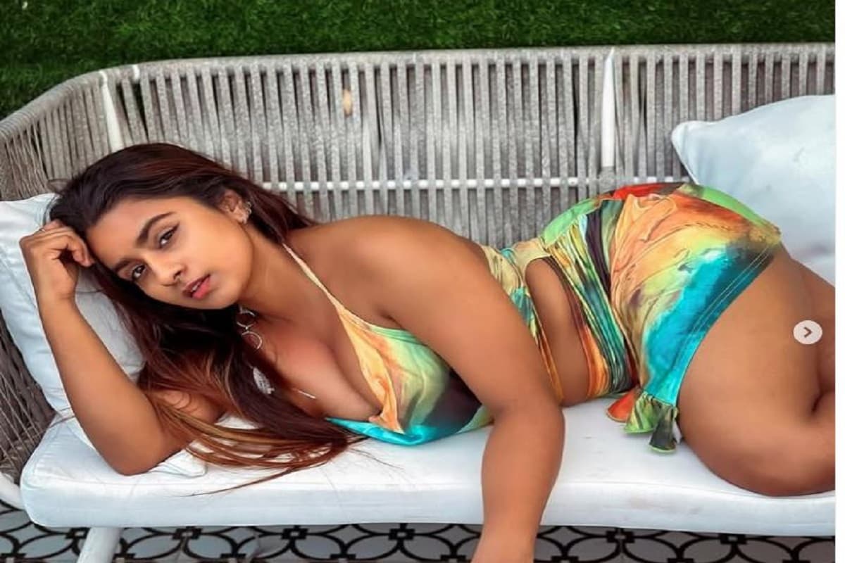 Suhana Khan hot sexy video : सोफा पर लेटकर सुहाना खान ने दिखाया हॉट अवतार, सेक्सी वीडियो देख बेकाबू हुए फैंस