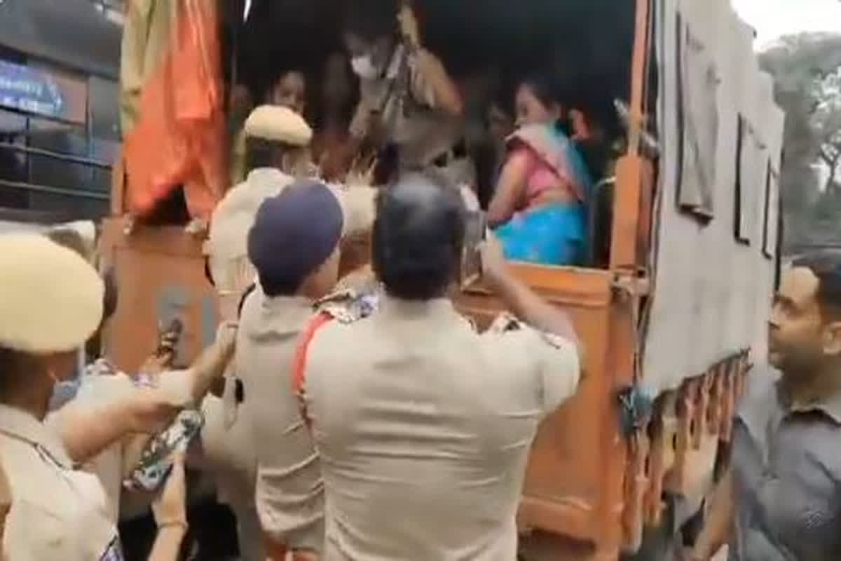 Woman Slaps Police Inspector : आशा वर्कर ने पुलिस इंस्पेक्टर को मारा थप्पड़, इस वजह से हुई थी गुस्सा, वायरल हुआ वीडियो