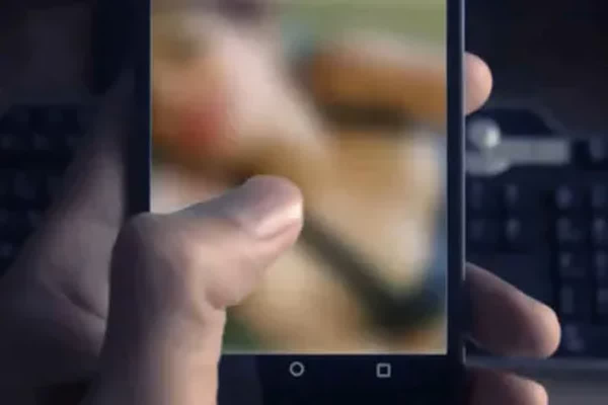 Husband Made Obscene Video Of Wife: हैवान पति की शर्मनाक करतूत, पत्नी का अश्लील वीडियो बनाकर दोस्तो को किया शेयर, मामला जानकर पुलिस भी हुई हैरान