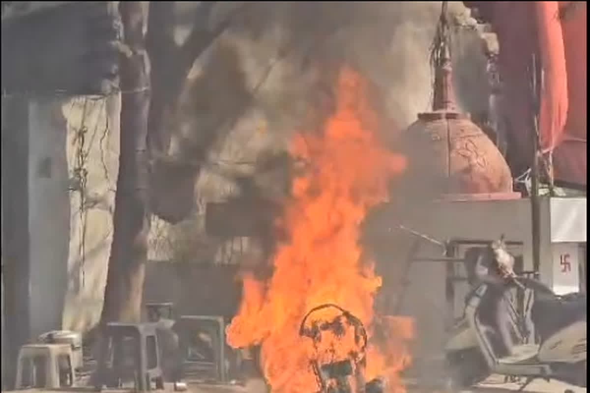 Raigarh fire news: देखते ही देखते आग की गोला बनी गुमटी, आसपास मौजूद लोग झुलसे