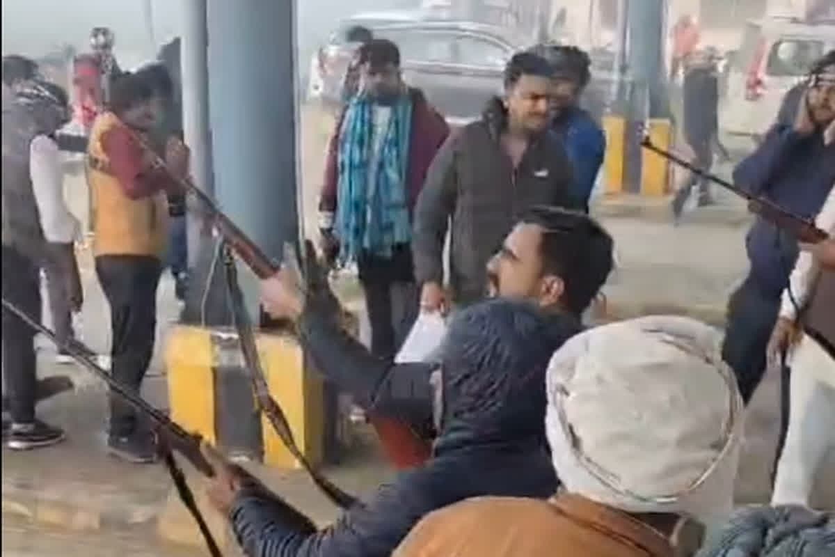 Firing In Morena : जिले के इस गांव में गोलीबारी आमबात! दहशत फैलाने बदमाशों ने बीच सड़क में ठोके कई राउंड, वीडियो हुआ वायरल