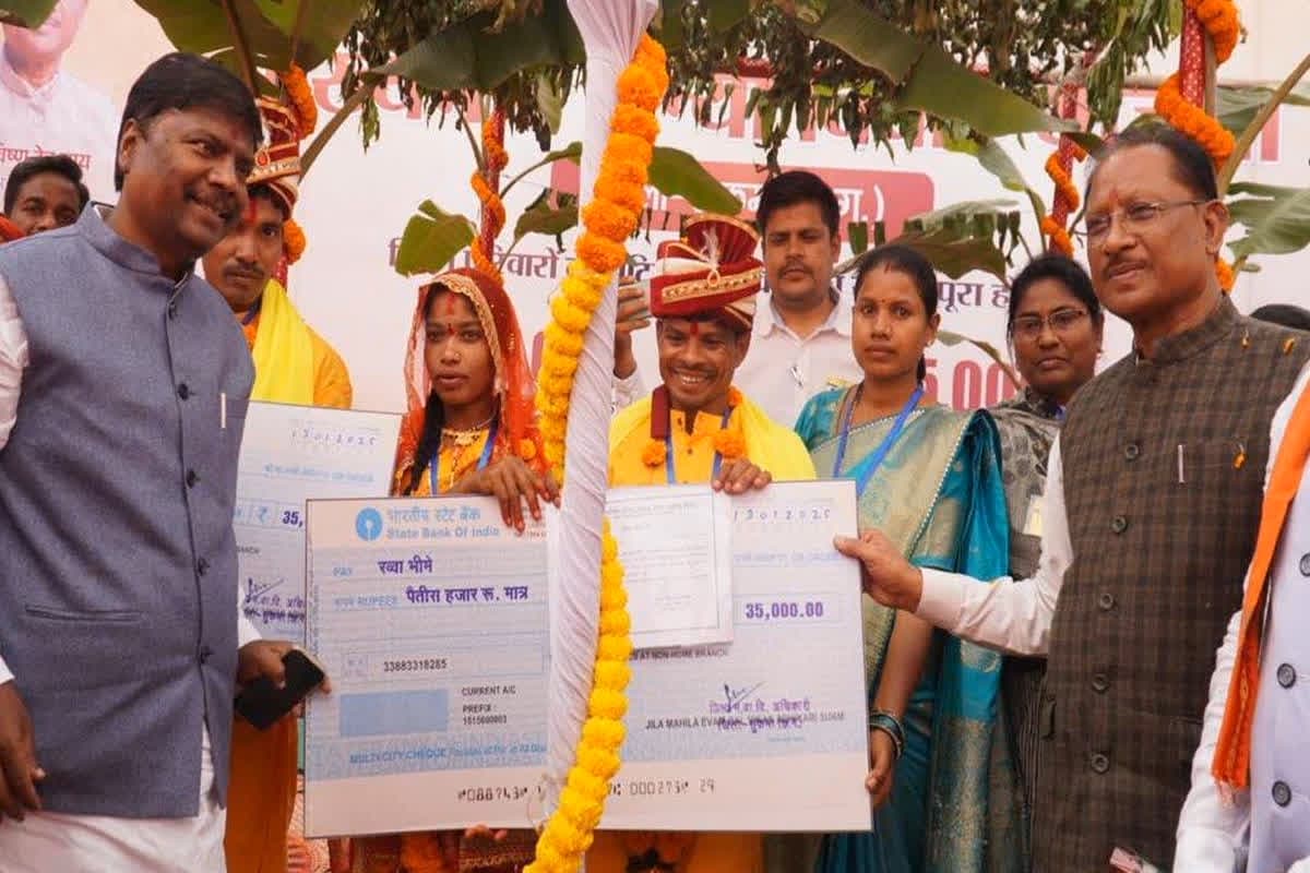 CM Vishnudeo Sai News: जहां कभी बन्दूकें गूंजती थी, अब वहां गूंज रही शहनाइ, सीएम साय ने परिणय सूत्र में आबद्ध महेश-हेमला और मड़कम-रव्वा को दिया आशीर्वाद