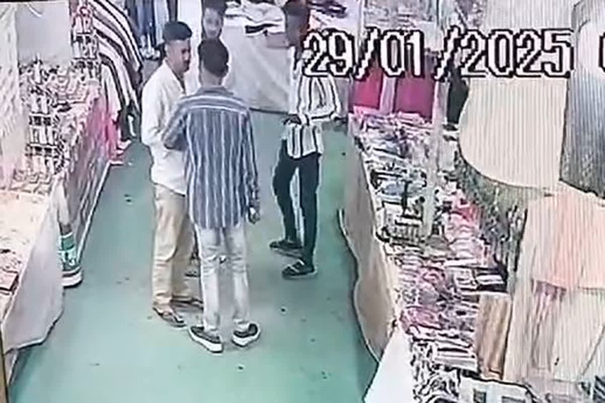 Chakubaji In Dhamtari: बाजार में बदमाशों ने मैनेजर को मारा चाक़ू, वायरल हुआ वीडियो, देखकर चौंक जाएंगे आप
