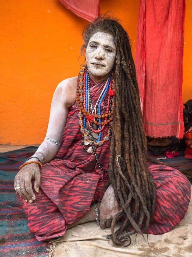 Maha Kumbh 2025: क्या आप जानते हैं महिलाएं नागा साधु कैसे बनती हैं? जानें