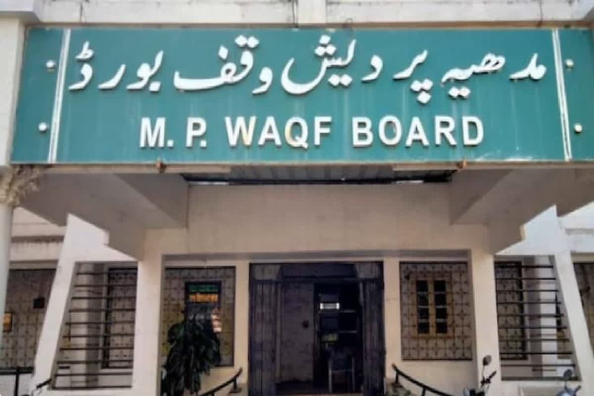 MP Waqf Board: वक्फ संपत्तियों पर तगड़ा खेल! एमपी सरकार के आदेश के बाद मचा सियासी बवाल, आपस में भिड़े दिग्गज