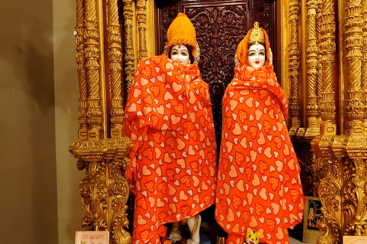 God shivering with cold in Sehore : भगवान को भी लगने लगी है ठंड, भक्तों ने पहनाएं गर्म कपड़े, लग रहा विशेष भोग