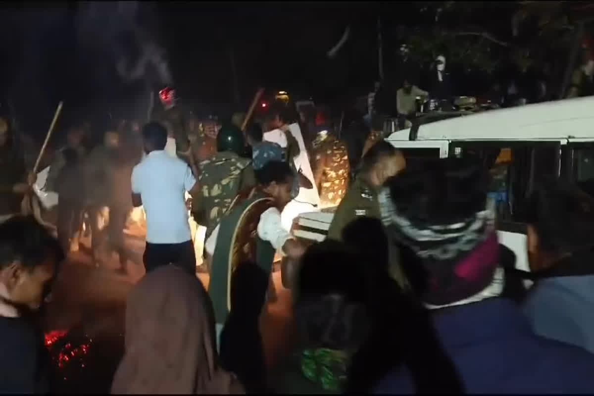 Bavaal villagers in Neemuch: अपराधी को गांव लेकर पहुंची पुलिस तो ग्रामीणों ने किया देर रात तक बवाल, फ़ोर्स की गाड़ी को लूटकर निकाल दी हवा , इस बात से थे नाराज