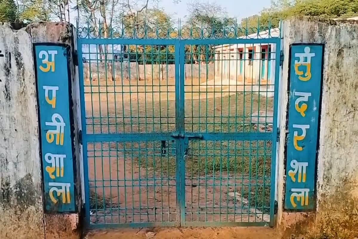Bad touch case Umaria : ‘नहीं जाएंगे स्कूल…गुरुजी यहां-वहां हाथ लगाते हैं’ नियतखोर शिक्षक से डरी छात्राएं