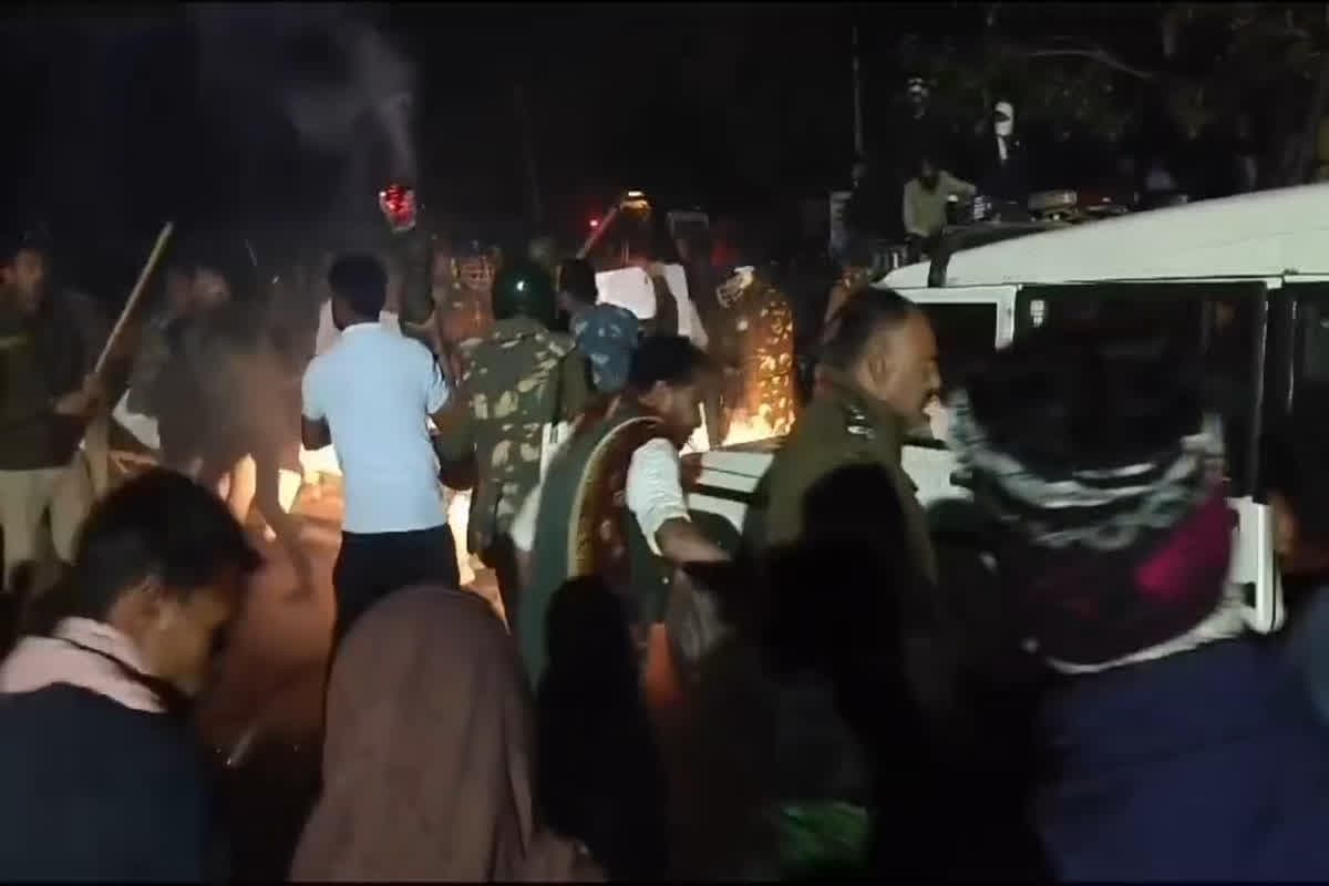 Controversy in Neecham : इस गांव के 100 से ज्यादा लोगों को पर पुलिस ने दर्ज की FIR, होशियारी दिखाना पड़ गया भारी, जानिए क्या है मामला