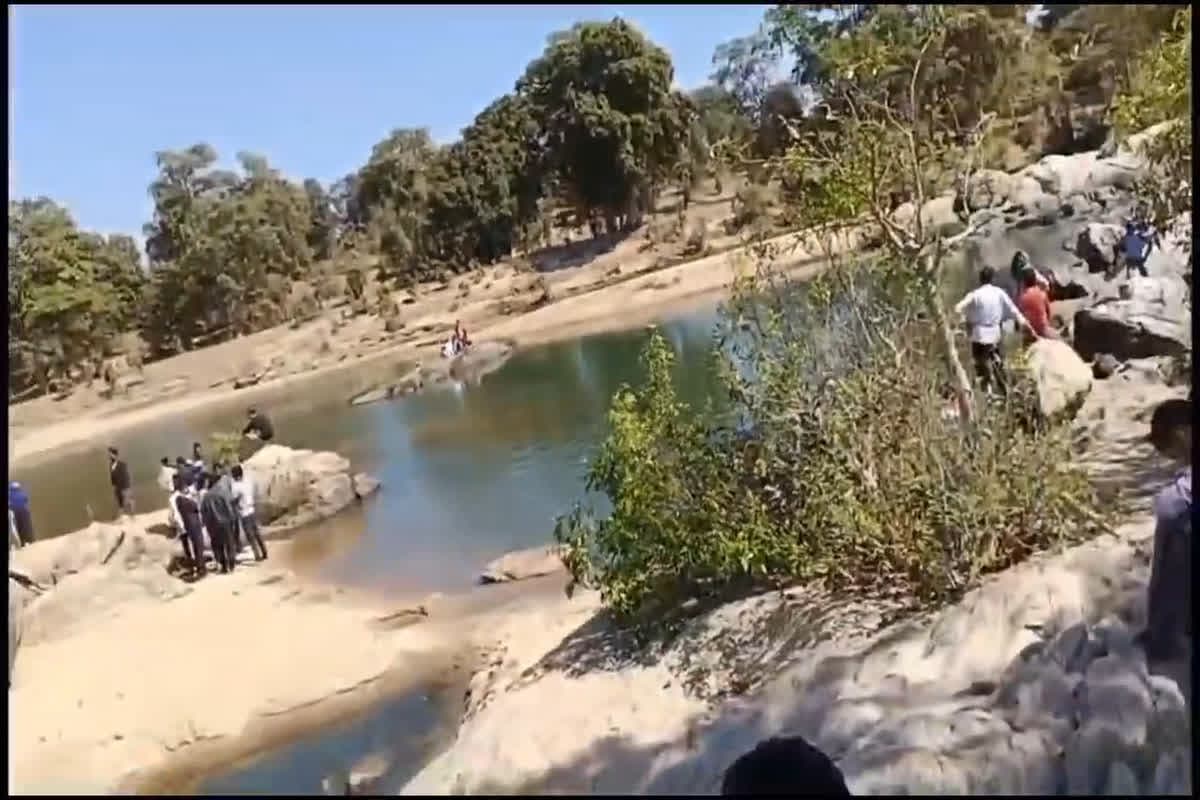 Banjar River Accident Mandla : नदी में डूब रहा था दोस्त.. बचाने के लिए दो और युवकों ने लगाई छलांग, होटल मैनेजमेंट की क्लास खत्म होने के बाद गए थे घूमने