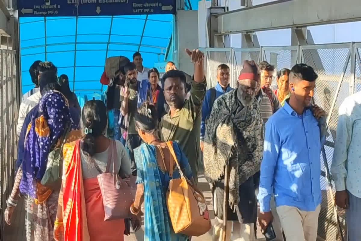 Mahakumbh 2025: भगदड़ पर भारी सनातन की आस्था! महाकुंभ जाने वाले यात्रियों से खचाखच भरा स्टेशन, लोगों में दिखा गजब का उत्साह