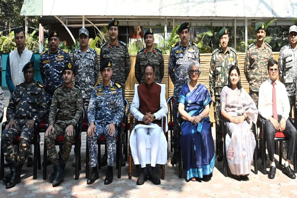Army officers Meet CM Sai: मुख्यमंत्री विष्णुदेव साय से मिले सैन्य अधिकारी, छत्तीसगढ़ यात्रा को बताया अविस्मरणीय, जनकल्याणकारी योजनाओं से प्रभावित हुए अधिकारी