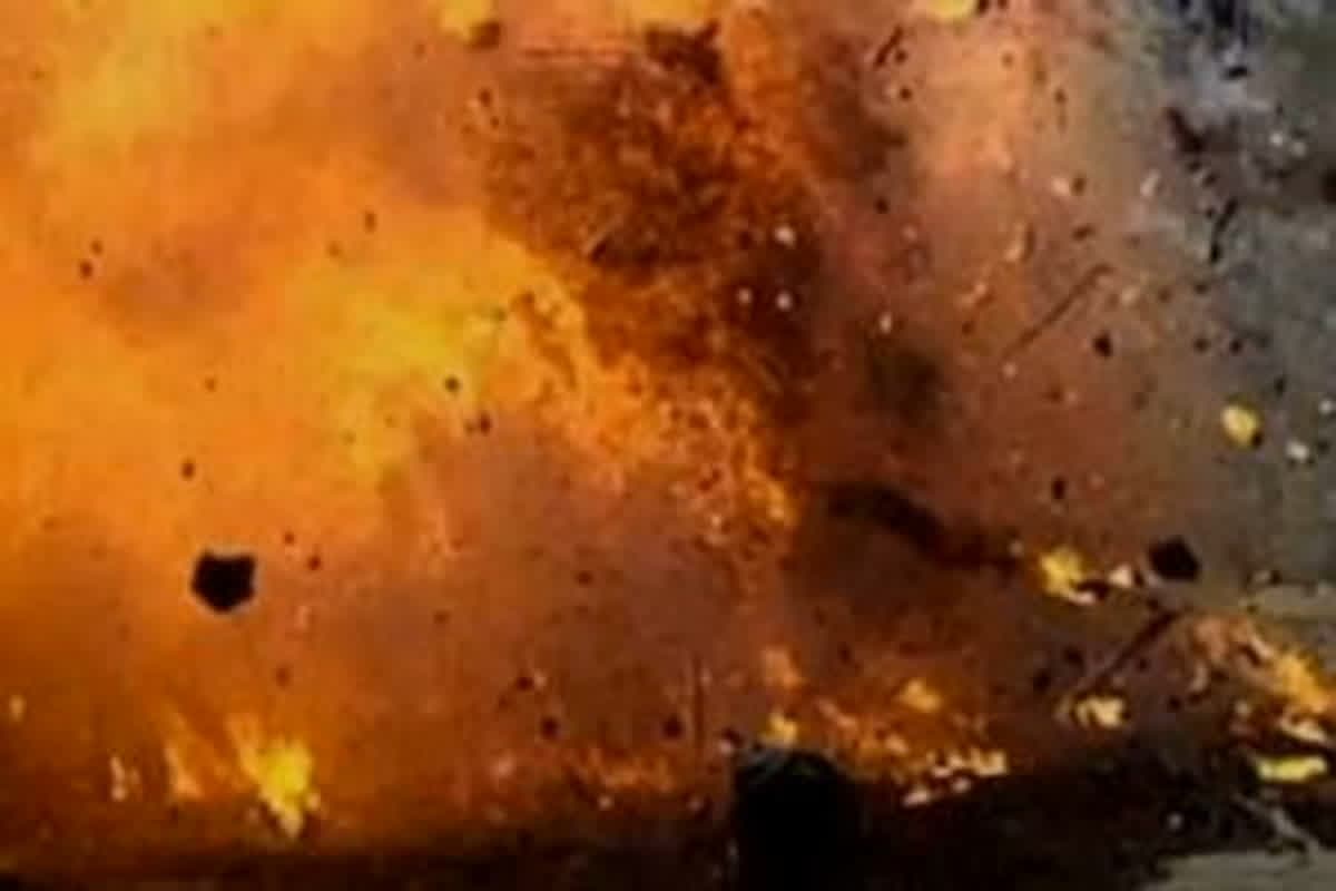 Blast in Crackers Factory: बड़ा हादसा! पटाखा फैक्ट्री में आग लगते ही हुआ विस्फोट, 2 महिलाओं समेत 8 लोगों की मौत