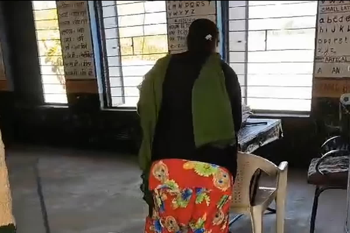Female teacher Viral Video : छत्तीसगढ़ के सरकारी स्कूल में महिला टीचर ने प्राचार्य के साथ किया ये कांड, स्टूडेंट्स ने बताई आंखों देखी