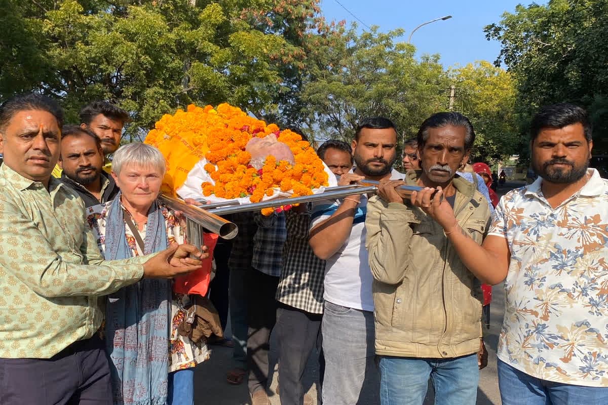 French Tourist’s Funeral : क्रिश्चियन टूरिस्ट का हिंदू रीति-रिवाज से हुआ अंतिम संस्कार, मां ने जताई इच्छा, पवित्र नदी में विसर्जित होगी अस्थियां