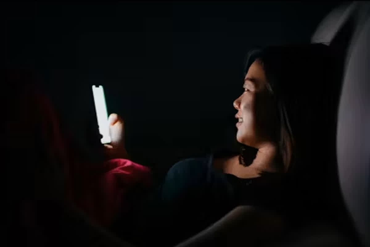 Girl Addicted to Mobile : रात होते ही मोबाइल पर ऐसा काम करती थी युवती, मां ने रंगे हाथों पकड़ा तो घर से भागी, फिर कर बैठी ये कांड