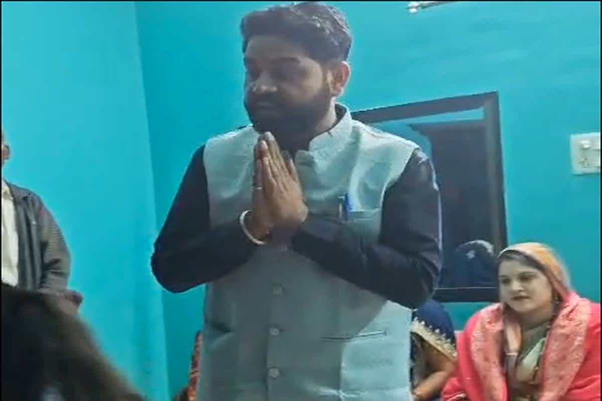 Korba Panchayat Chunav 2025 : “मैं गुंडा हूं और..” मतदाताओं के सामने ही ऐसा काम करने लगा जिला पंचायत प्रत्याशी, लोग रह गए हैरान, आप भी देखें वीडियो