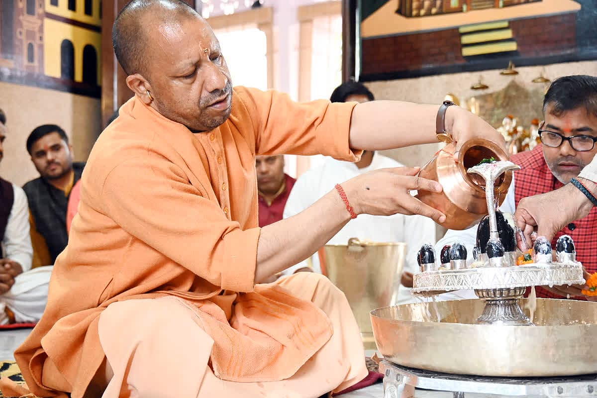 Mahashivratri CM Yogi Adityanath : महाशिवरात्रि पर सीएम योगी आदित्यनाथ ने किया भगवान भोलेनाथ का रुद्राभिषेक, गोरखनाथ मंदिर में की पूजा-अर्चना