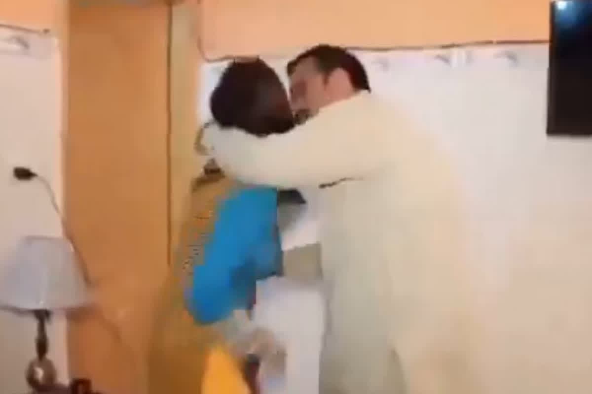 Gram Vikas Adhikari Romance Video: ग्राम विकास अधिकारी का युवती के साथ रंगरलियां मनाते वीडियो वायरल, होटल के कमरे में कर रहे थे अय्याशी