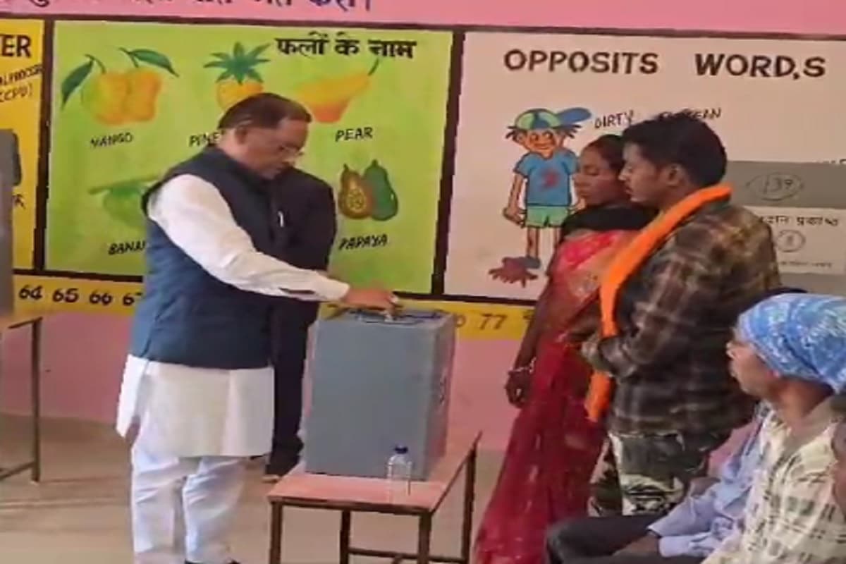 CG Panchayat Chunav 2025: छत्तीसगढ़ में पंचायत चुनाव के लिए वोटिंग जारी, सीएम साय ने अपने गृहग्राम बगिया में परिवार के साथ किया मतदान, कही ये बड़ी बात