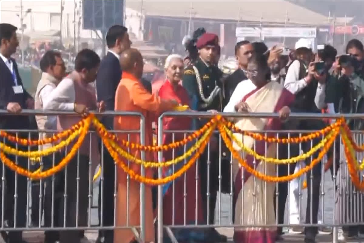 President Murmu in Mahakumbh : प्रयागराज पहुंचीं राष्ट्रपति द्रौपदी मुर्मू, सीएम योगी ने किया स्वागत, संगम में लगाएंगी आस्था की डुबकी