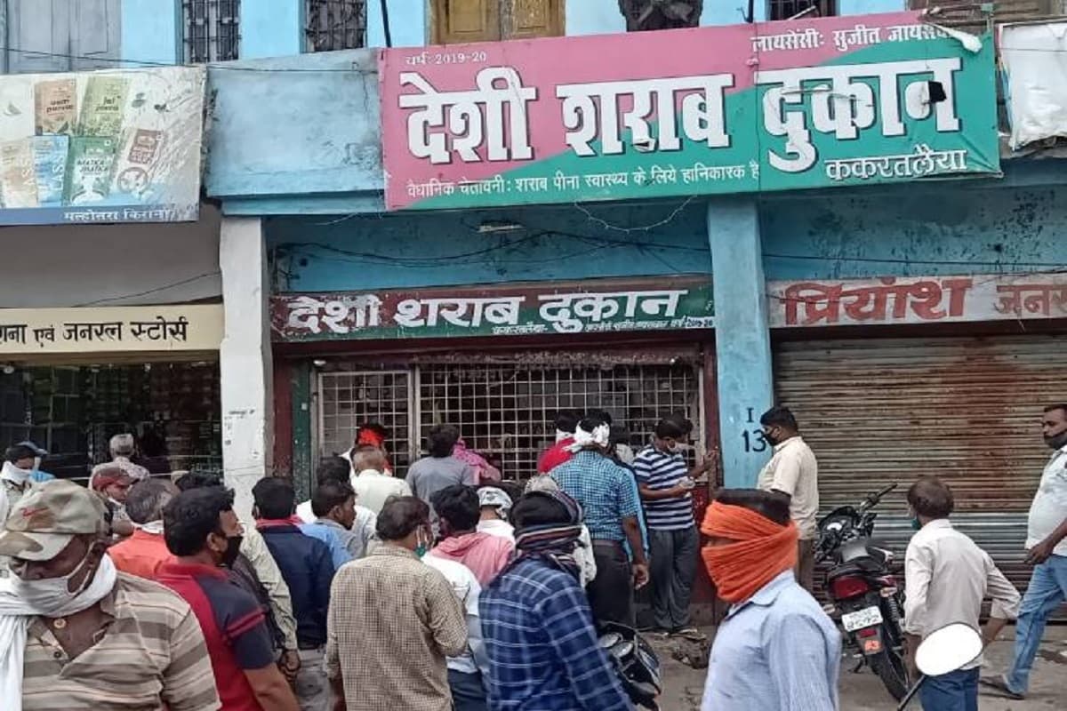 Damoh Crime: शराब दुकान में बदमाशों की गुंडागर्दी, नहीं दिया फ्री में दारू तो गद्दीदार के साथ किया ऐसा काम, पूरा मामला जान रह जाएंगे हैरान