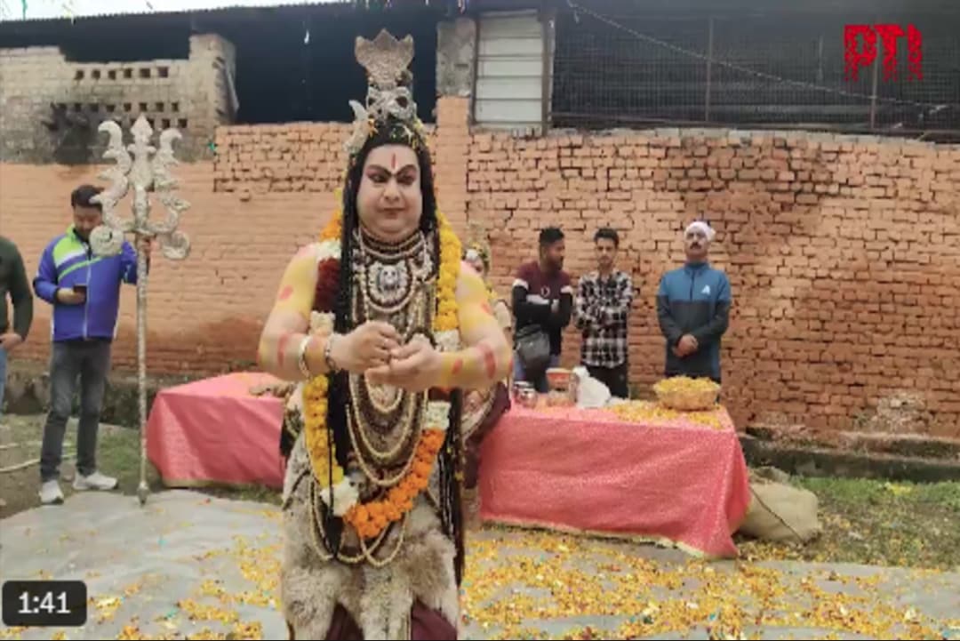 Mahashivratri in Kashmir: कश्मीर में बड़ी धूमधाम से मनाई गई महाशिवरात्रि, सीएम उमर अब्दुल्ला ने दी शुभकामनाएं, ‘शिव’ के जयकारों से गूंजी घाटी