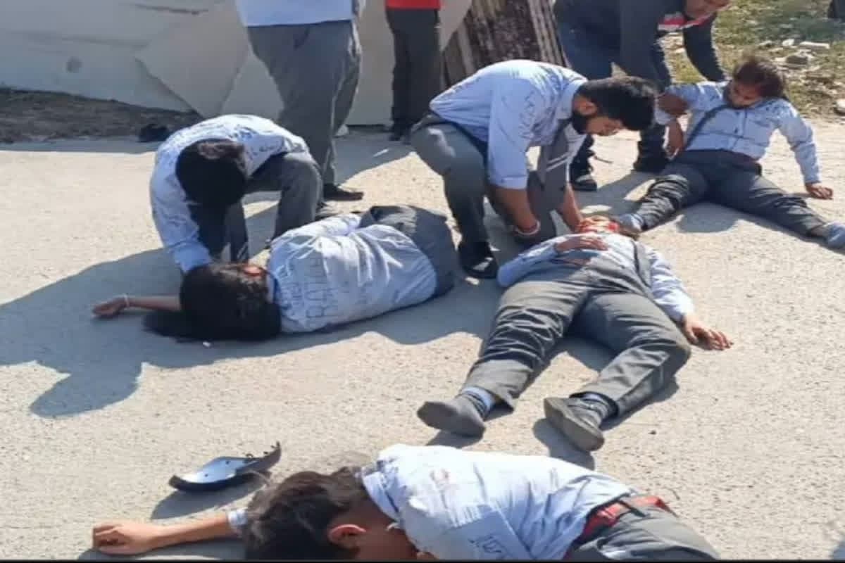 Moradabad Road Accident News: रईसजादों ने पांच स्कूली छात्राओं को कुचला, तीन की हालत गंभीर, इलाज के लिए ले जाया गया अस्पताल