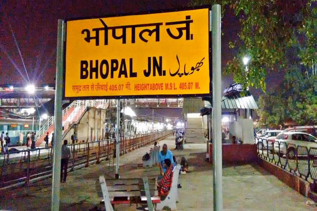 Bhopal Railway Station CCTV: Image Source- IBC24
