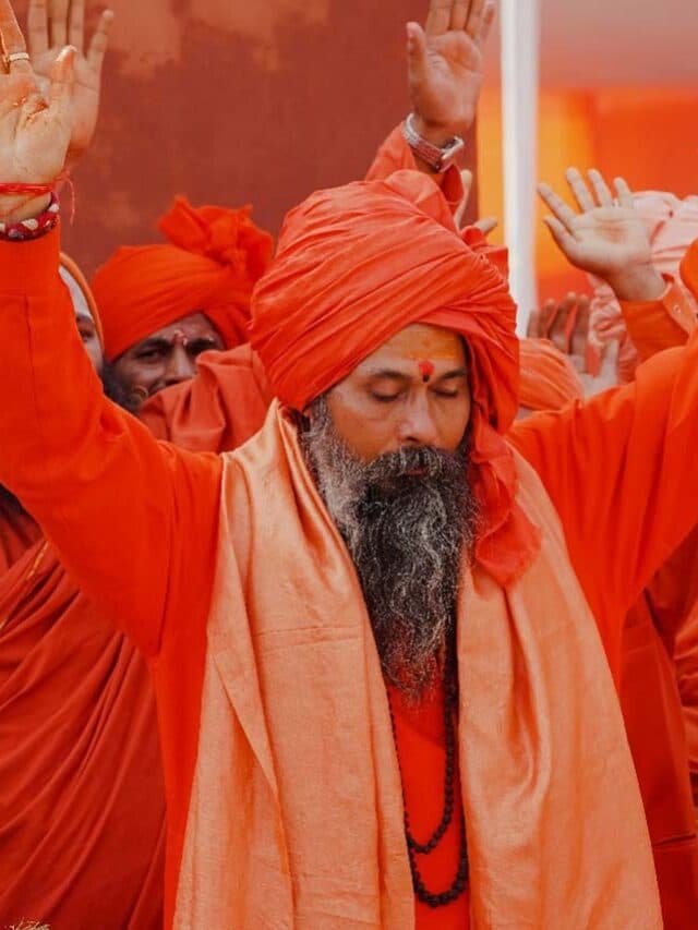 Mahakumbh Mela 2025: महाकुंभ में गुरु दक्षिणा की अनोखी परंपरा, साधु-संत क्यों करते हैं अपने अखाड़े की पुकार? जानिए