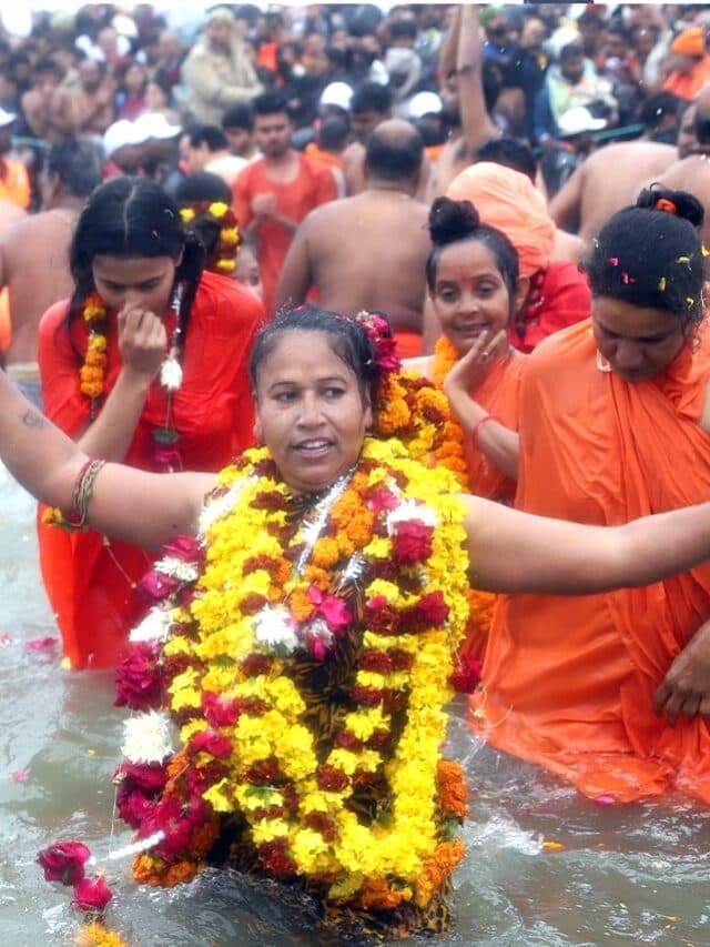 Praise of CM Yogi: कुंभ स्नान के लिए देश विदेश से पहुंच रहे लोग, प्रशासन की व्यवस्था देख सीएम योगी की कर रहे जमकर तारीफ