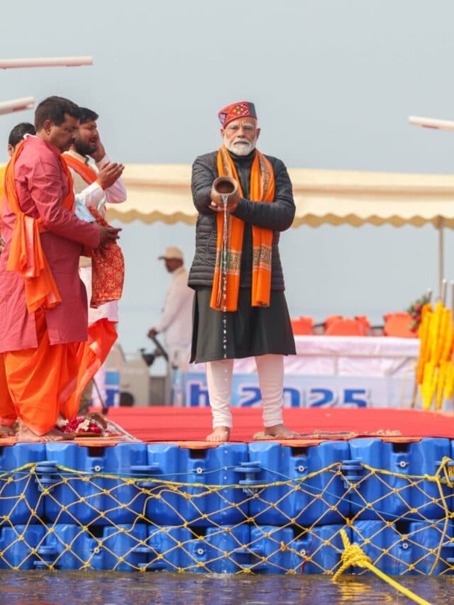 PM Modi kumbh Snan: सिर पर हिमाचली टोपी, हाथ में रुद्राक्ष की माला लेकर पीएम मोदी ने संगम में लगाई आस्था की डुबकी