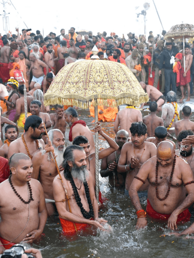 Mahakumbh Amrit Snan: महाकुंभ में जयकारों के बीच अमृत स्नान, हर-हर गंगे से गूंजा घाट, श्रद्धालुओं पर पुष्प की वर्षा
