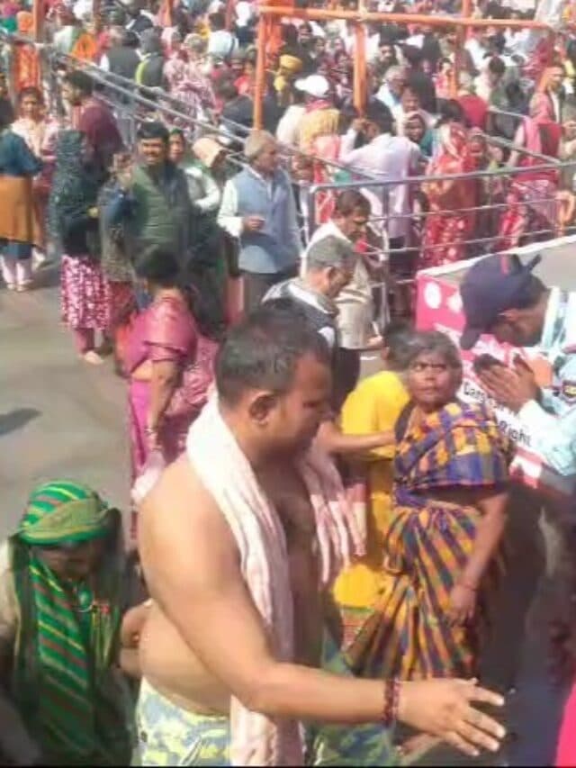 Mahashivratri Puja: प्रयागराज के बाद अब काशी में श्रद्धालुओं की भारी भीड़, काशी विश्वनाथ के दर्शन के लिए पहुंच रहे लाखों भक्त
