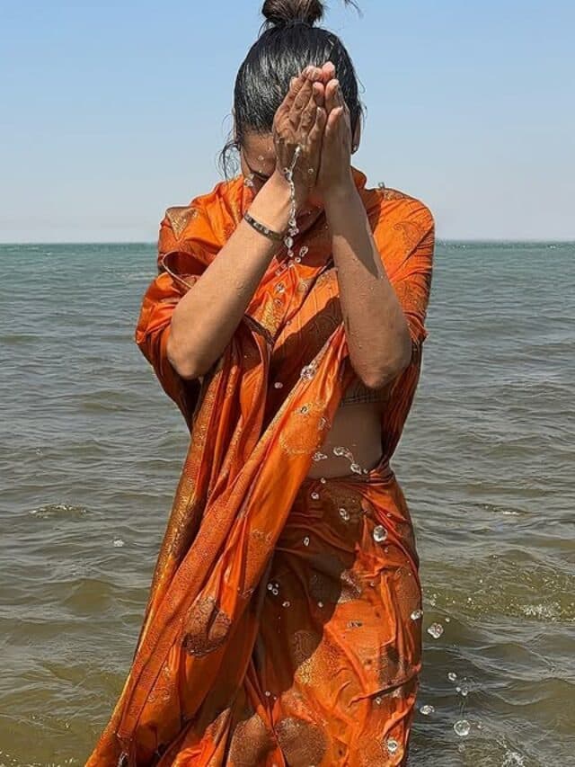 Esha Gupta Kumbh Snan: प्रयागराज पहुंची आश्रम फेम ईशा गुप्ता, त्रिवेणी संगम में लगाई आस्था की डुबकी, देखें तस्वीरें