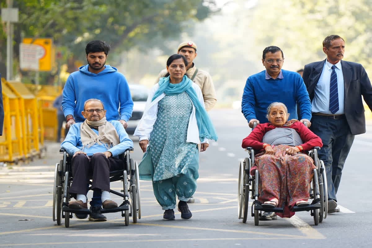 Delhi Vidhan Sabha Chunav 2025 : व्हील चेयर पर माता-पिता को लेकर मतदान केंद्र पहुंचे केजरीवाल, बोले- दिल्ली के विकास के लिए सभी लोग डालें वोट